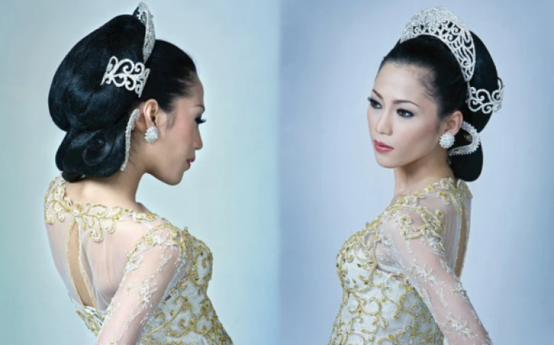 Ilustrasi pembuatan website modern dengan kode program dan perangkat laptop