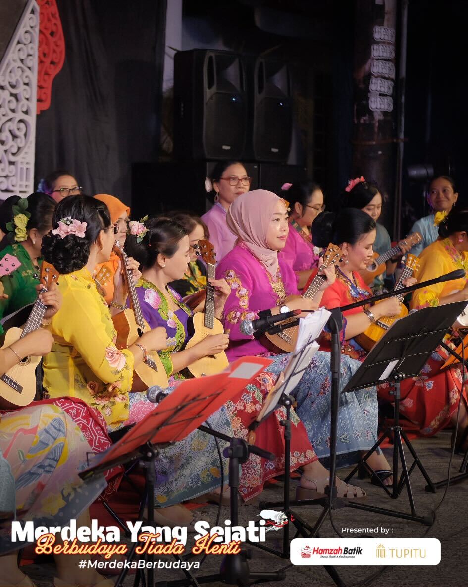 Ilustrasi pembuatan website modern dengan kode program dan perangkat laptop