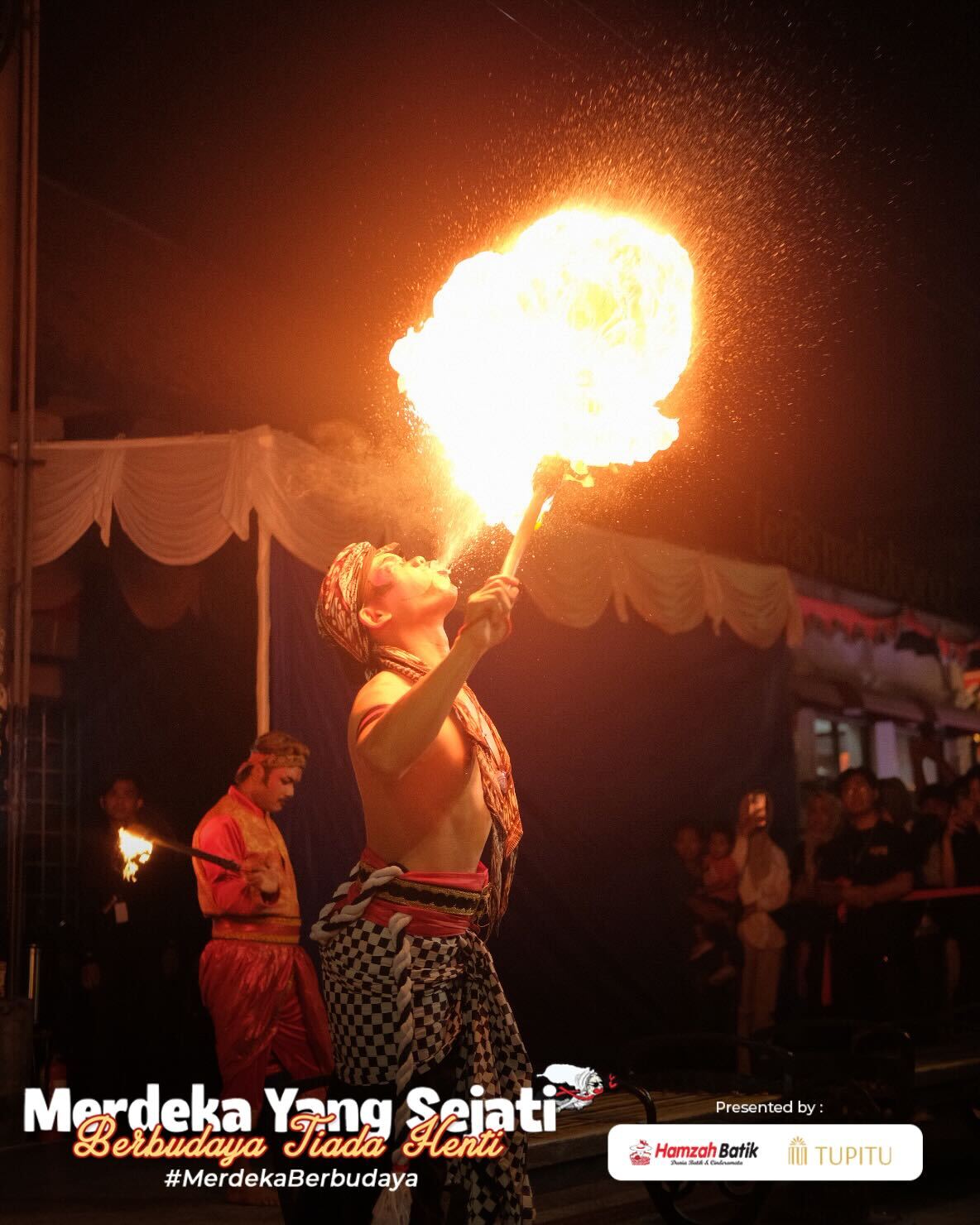 Antusiasme pengunjung acara Selasa Wage di Hamzah Batik Malioboro