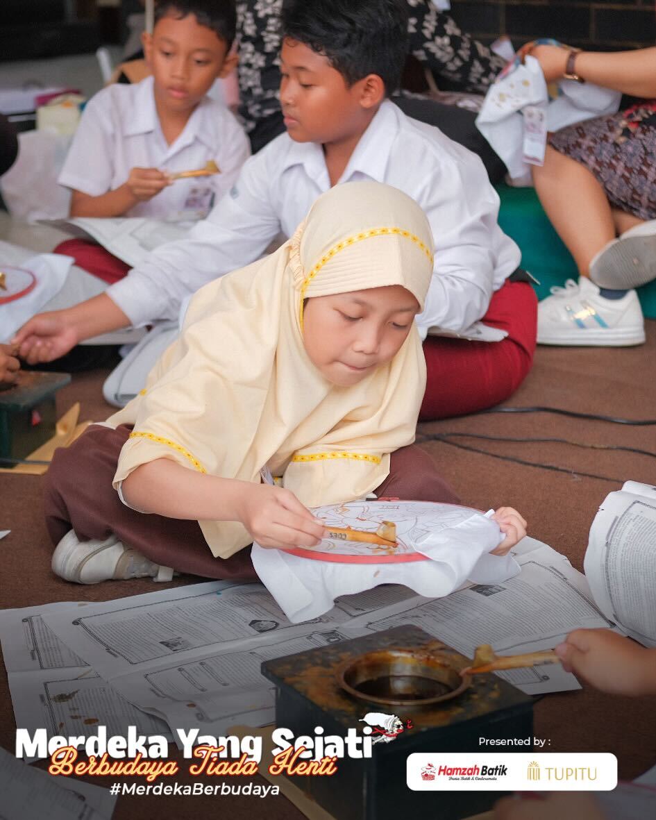 Suasana acara Selasa Wage di Hamzah Batik Malioboro