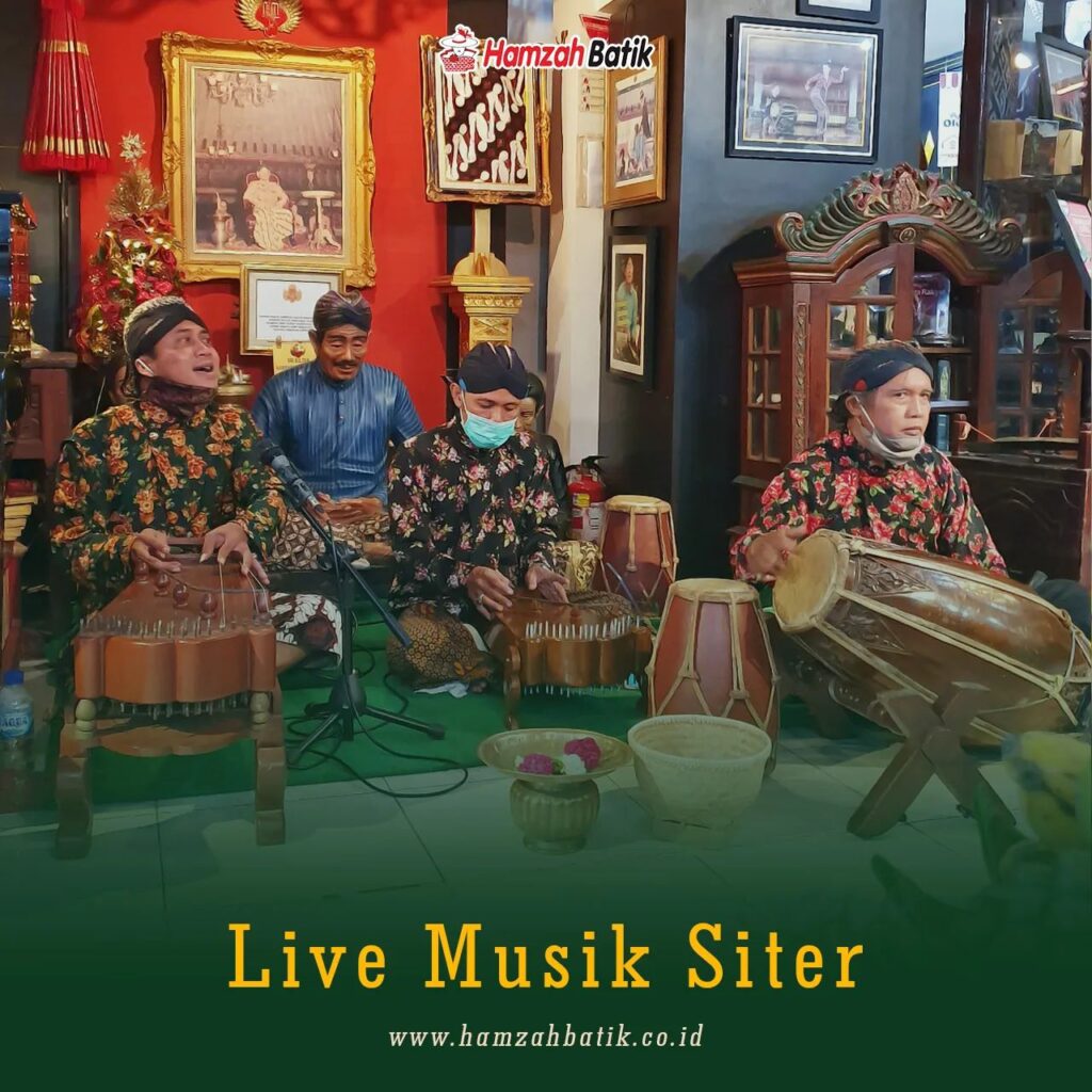 Pertunjukan musik siter di Hamzah Batik Malioboro