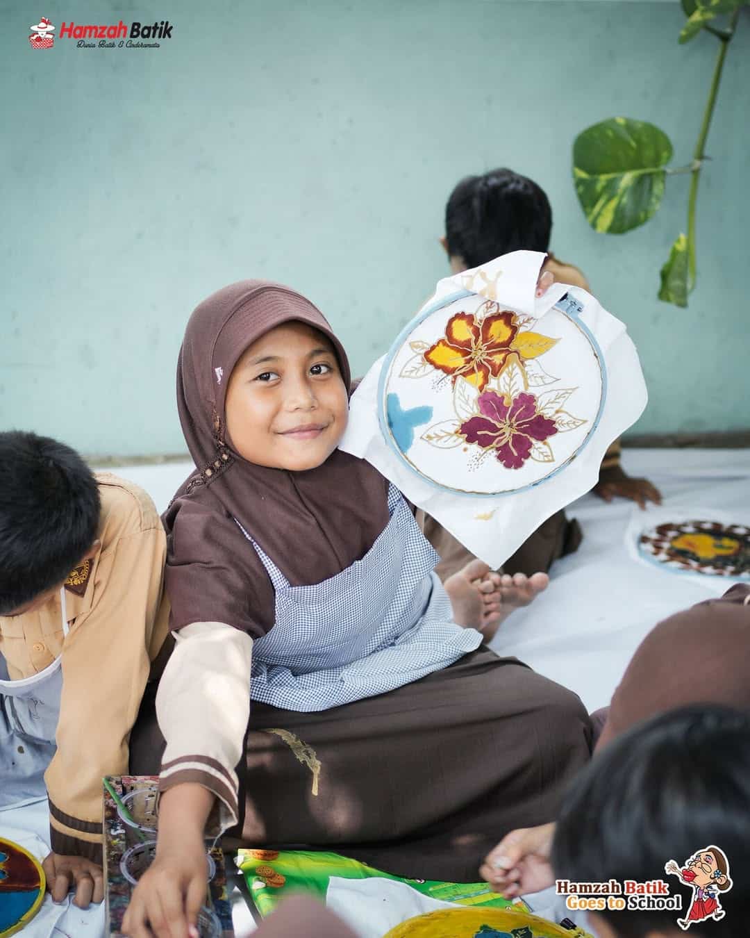 Ilustrasi pembuatan website modern dengan kode program dan perangkat laptop