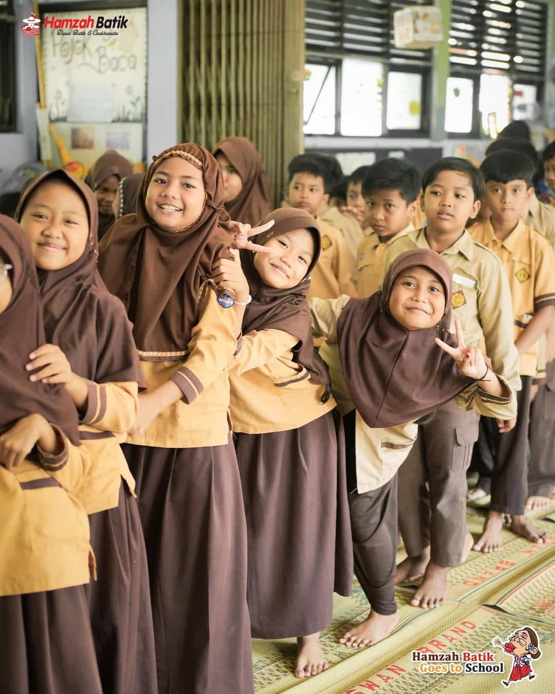 Anak-anak mencicip jamu gendong tradisional ala Raminten