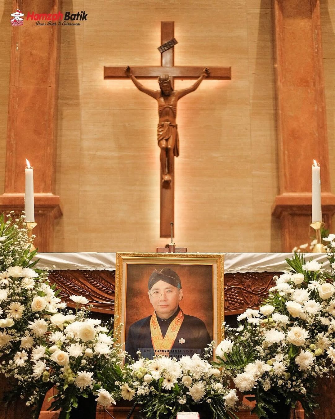 Ilustrasi pembuatan website modern dengan kode program dan perangkat laptop