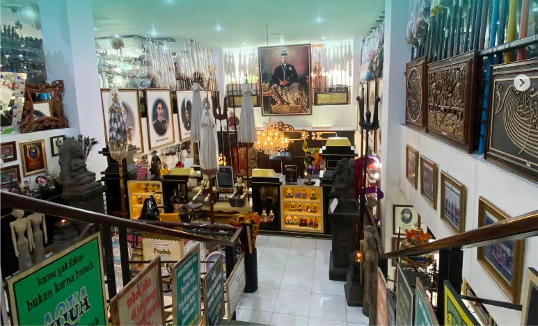 Hamzah Batik menjual keris Jawa