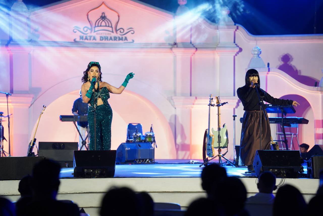 Ilustrasi pembuatan website modern dengan kode program dan perangkat laptop