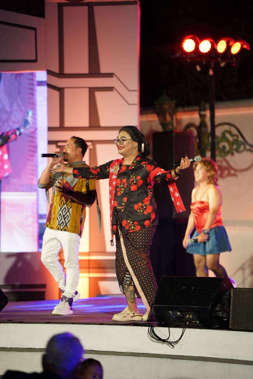 Tamu kehormatan menghadiri acara Raminten Jamu Joke & Jazz