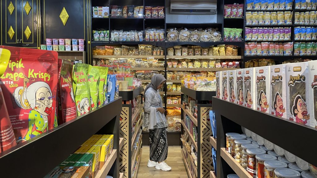 Toko Hamzah Batik pusat oleh-oleh coklat Raminten