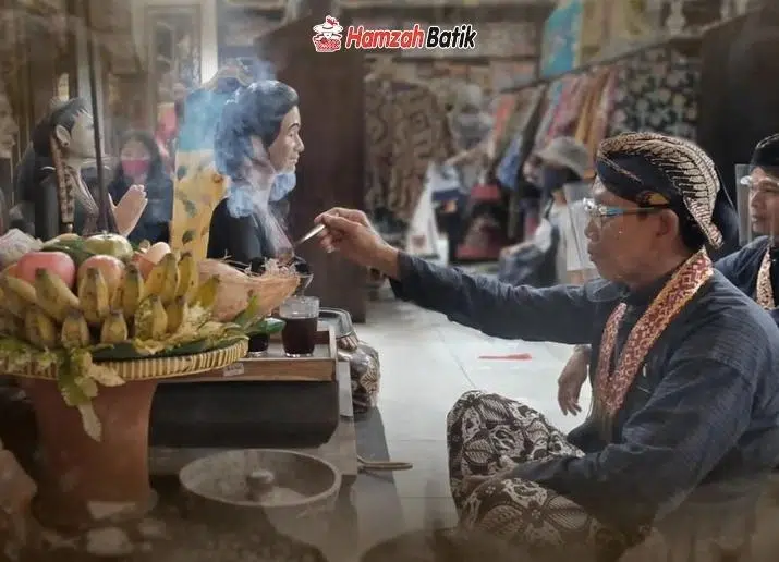 Ilustrasi pembuatan website modern dengan kode program dan perangkat laptop