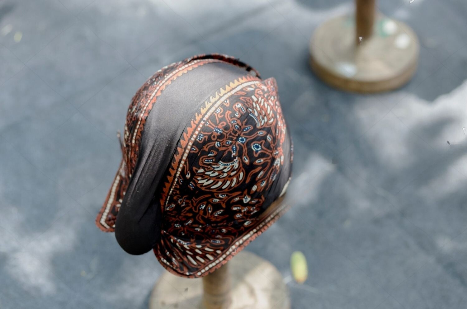 Ilustrasi pembuatan website modern dengan kode program dan perangkat laptop