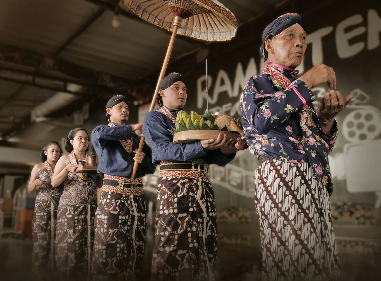 keris dikenakan di belakang