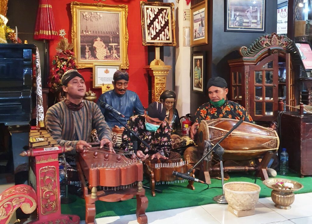 Ilustrasi pembuatan website modern dengan kode program dan perangkat laptop