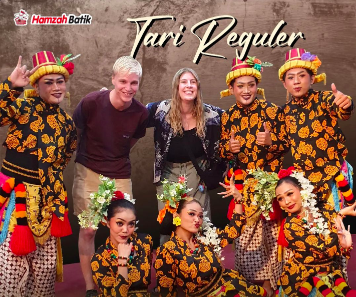 Ilustrasi pembuatan website modern dengan kode program dan perangkat laptop