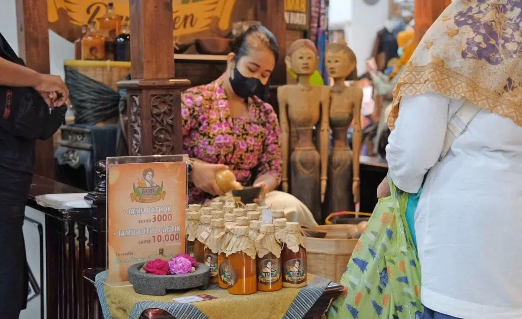 Ilustrasi pembuatan website modern dengan kode program dan perangkat laptop