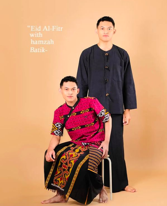 Ilustrasi pembuatan website modern dengan kode program dan perangkat laptop