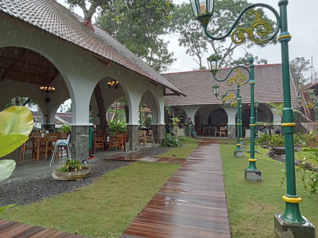 Ilustrasi pembuatan website modern dengan kode program dan perangkat laptop