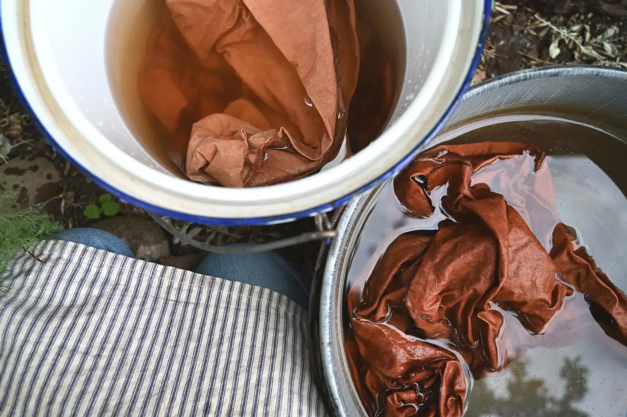 Proses pencelupan dan pembilasan batik pewarna alami