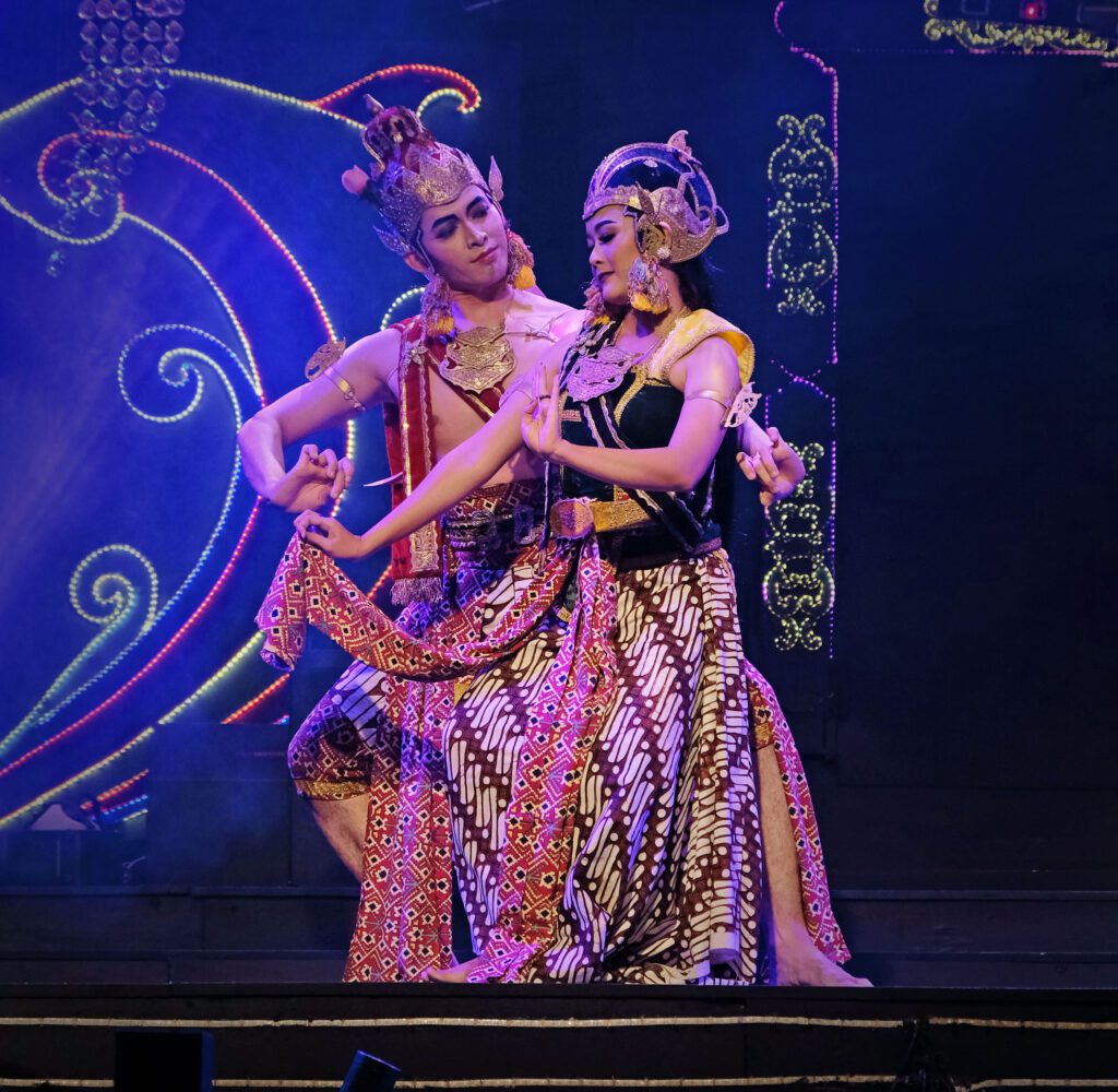tari klasik pertunjukkan di hamzha batik malioboro