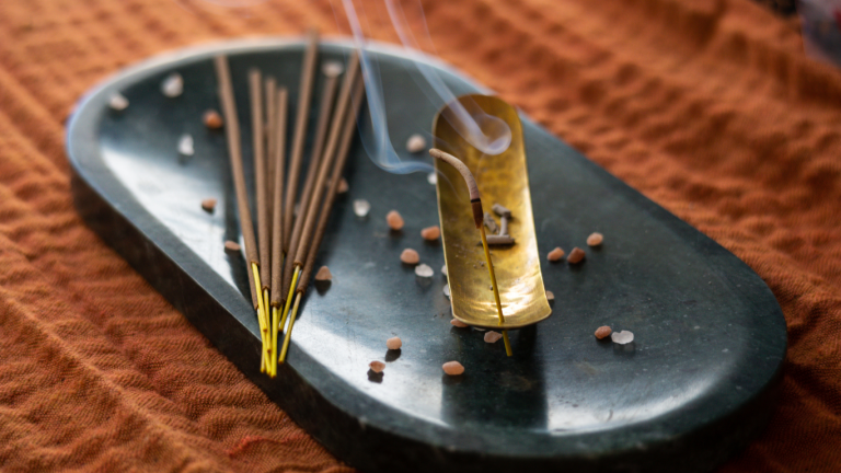 Manfaat Membakar Dupa untuk Kesehatan, Relaksasi, dan Spiritualitas