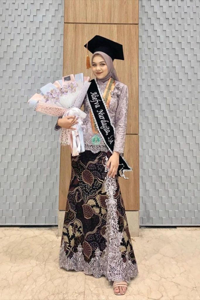 rekomendasi batik modern untuk wisuda