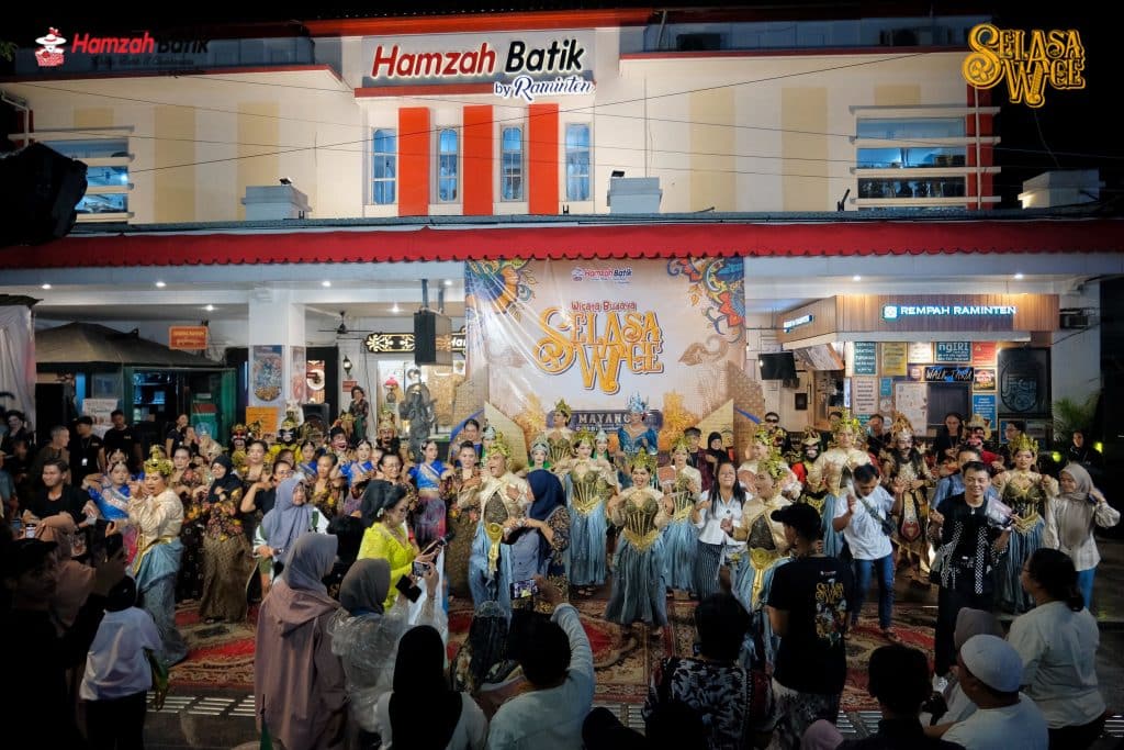 Ramainya Acara Selasa Wage Tema Mayang Dari Hamzah Batik Malioboro