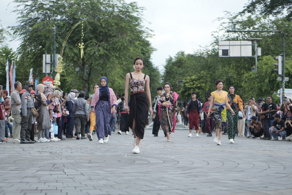 Hamzah Batik Tampil Memukau di Festival Malioboro Culture Vibes 2025