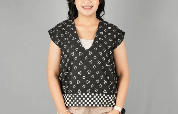 Blus Batik Wanita Tanpa Lengan Crop Hitam