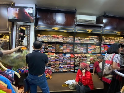 Toko Kain Batik Meteran Terlengkap di Yogyakarta di Hamzah Batik Malioboro