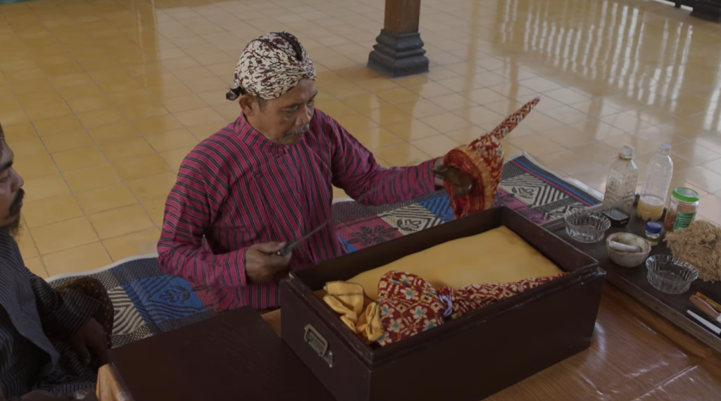 Panduan Lengkap Cara dan Proses Mencuci Keris agar Pamor Tetap Terjaga