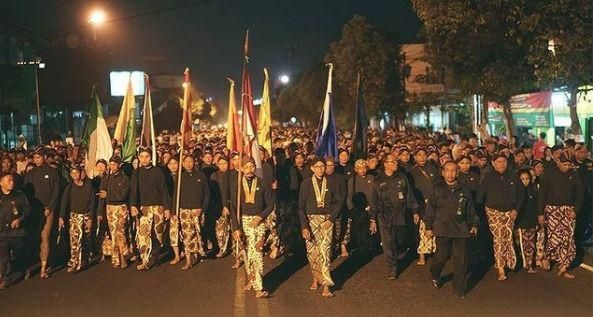 Rangkaian Acara Laku Lampah Mubeng Beteng Malam 1 Sura